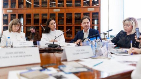 Как защитить развитие ребенка от угроз ИИ обсудили эксперты на круглом столе в Москве