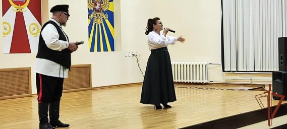 В Чкаловске прошел концерт агитбригады "Звёздный десант" с участием Петра и Марины Суховых для военнослужащих и ветеранов