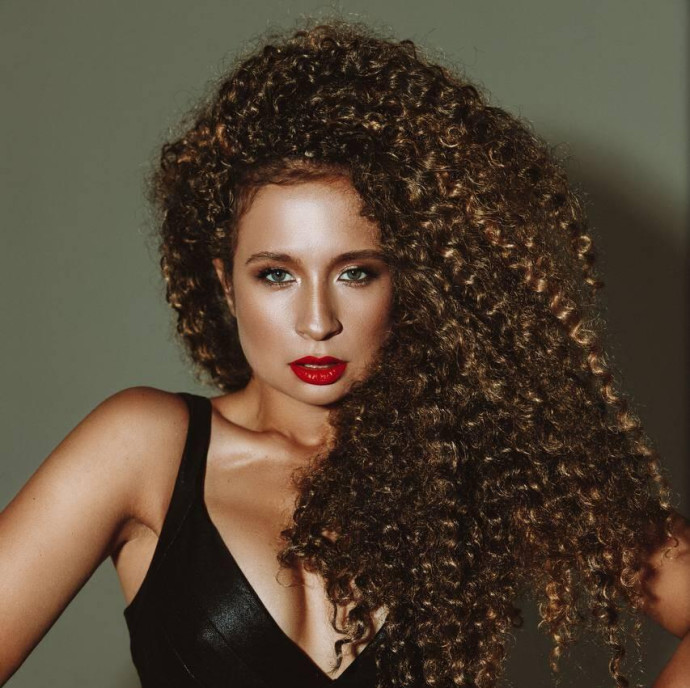 Tolana из Москвы в диф-поп-формате возвеличила легендарную любовь поколений