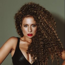 Tolana из Москвы в диф-поп-формате возвеличила легендарную любовь поколений